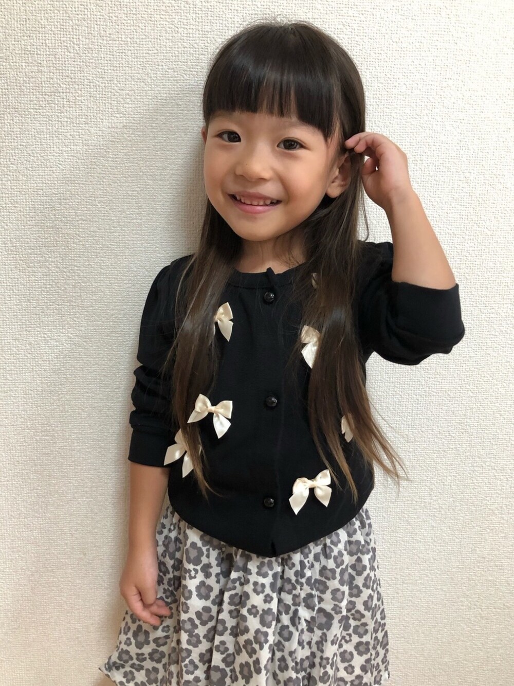 「プチプラ、おんなのこ、キッズファッション、韓国子供服、ブリーズ、4歳、年中、カーディガン、リボン」｜「BREEZEのアイテム（スカート、グレー系）」を使った、haru.mii.ariさん（キッズ・100cm）の秋コーディネートの1枚目の写真