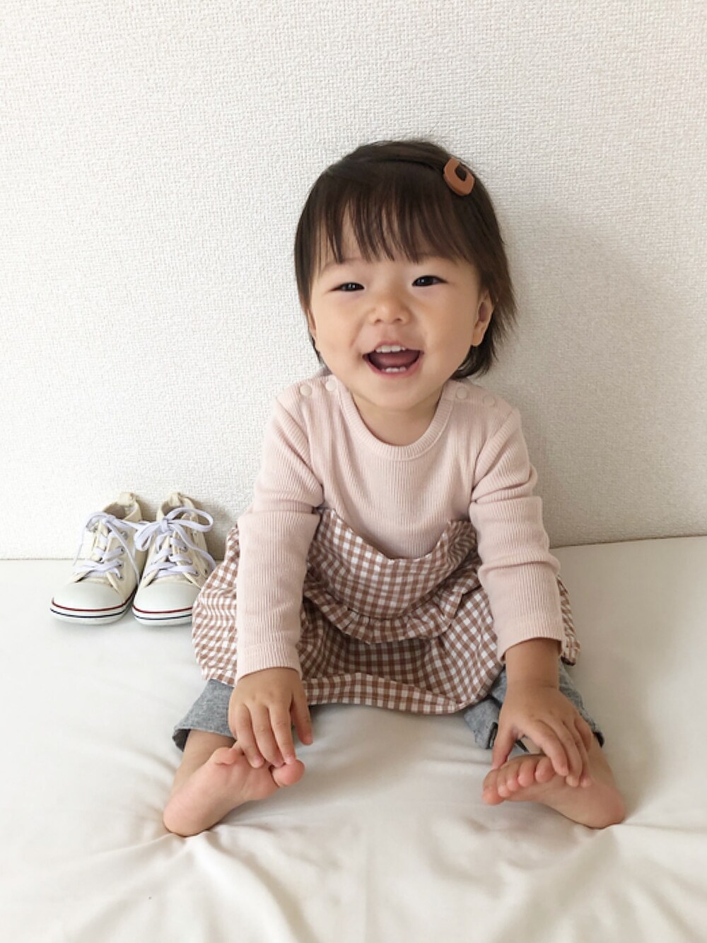 「チェック柄に恋してる、ベビーコーデ、キッズファッション、ギンガムチェック、女の子コーデ、プチプラ、おんなのこ、おんなのこベビー、1歳、ベージュ」｜「CONVERSEのコンバース BABYALLSTAR NZ WT（スニーカー、ホワイト系）」を使った、haru.mii.ariさん（キッズ・80cm）の秋コーディネートの1枚目の写真