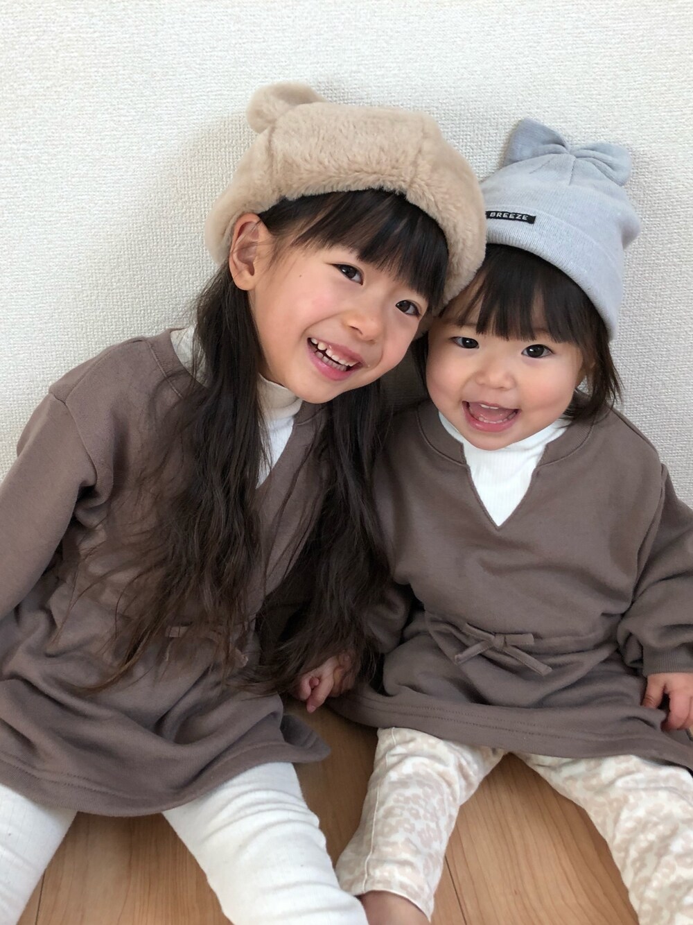 「ブラウン色に染まれ、プティマイン、プティマイン(petit main)、女の子、姉妹、ブラウン、春コーデ、キッズファッション、ワンピース」｜「petit mainのハイネックドッキングチュニック（チュニック、ブラウン系）」を使った、haru.mii.ariさん（キッズ・100cm）の冬コーディネートの1枚目の写真