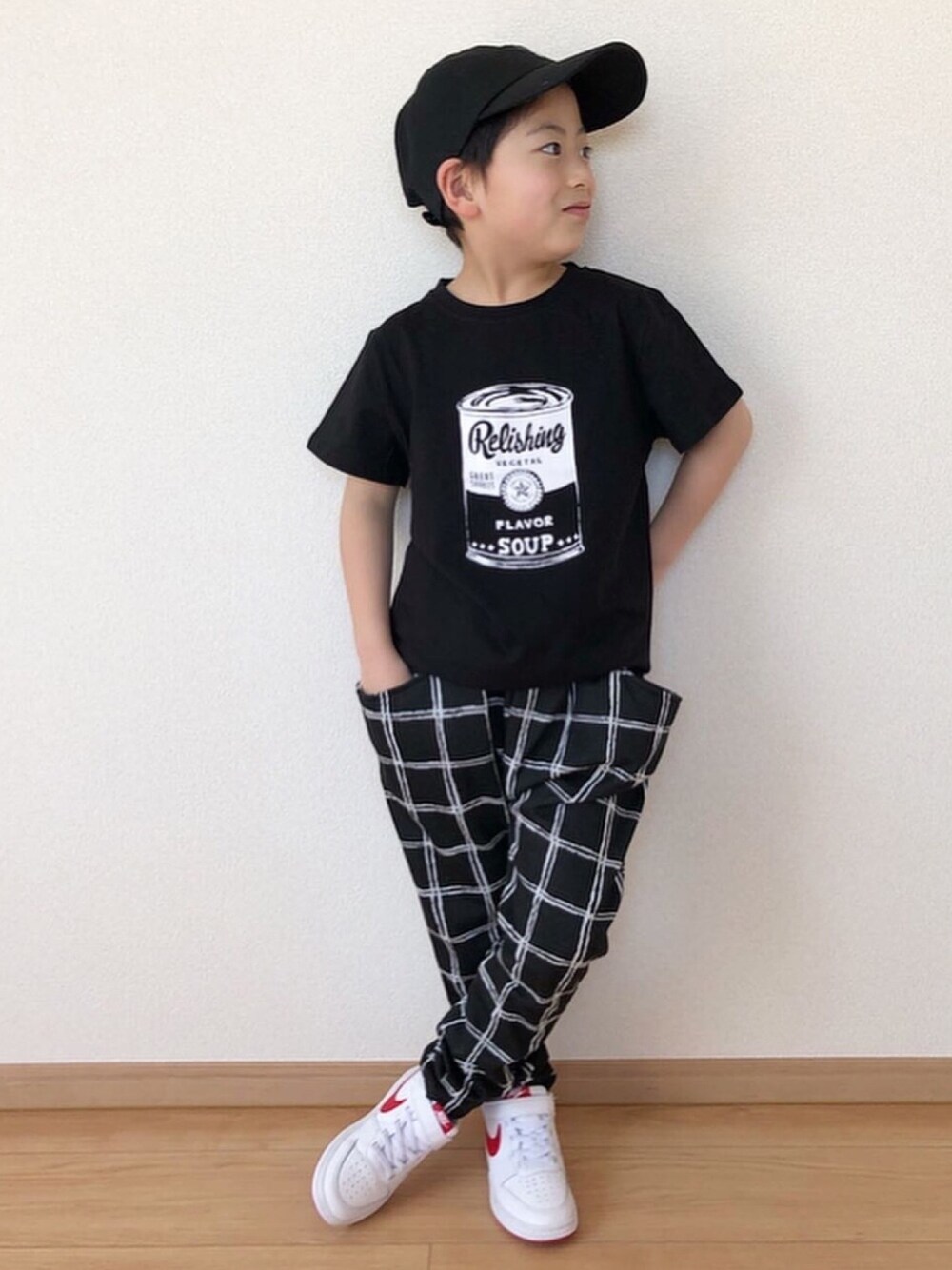 「おうちファッション、キッズファッション、シンプルコーデ、モノトーン、モノトーンに差し色、Beeフレンズ、子供服Bee、部屋撮り、男の子、プチプラ」｜「Bee des Beeのシンプルプリント半袖Ｔシャツ（Tシャツ/カットソー、ブラック系）」を使った、haru.mii.ariさん（キッズ・120cm）の春コーディネートの1枚目の写真