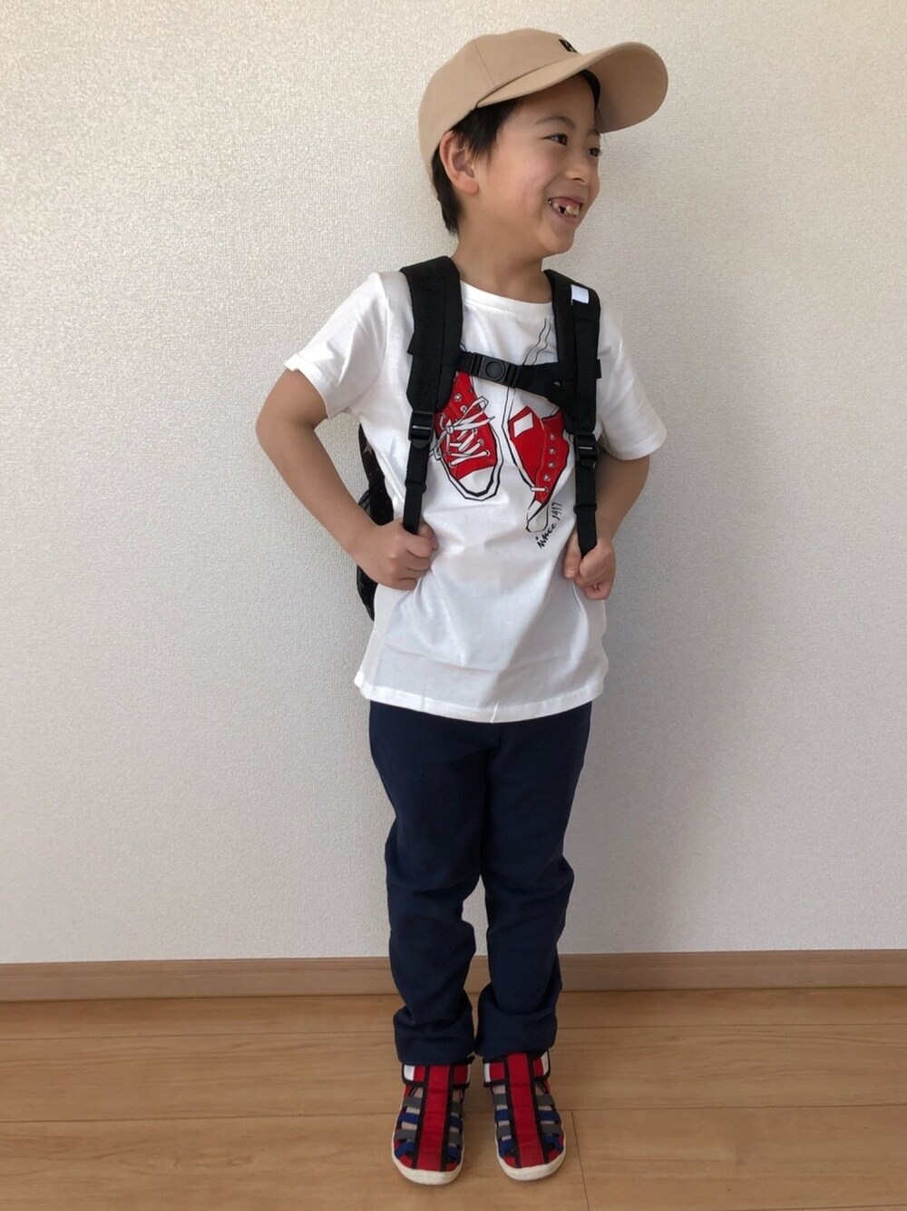 「おうちファッション、休日スタイル、男の子、bee des bee、Beeフレンズ、子供服Bee、Tシャツ、キッズコーデ、7歳、小学生」｜「Bee des Beeの全12柄 プリント 半袖トップス（Tシャツ/カットソー、ホワイト系）」を使った、haru.mii.ariさん（キッズ・125cm）の春コーディネートの1枚目の写真