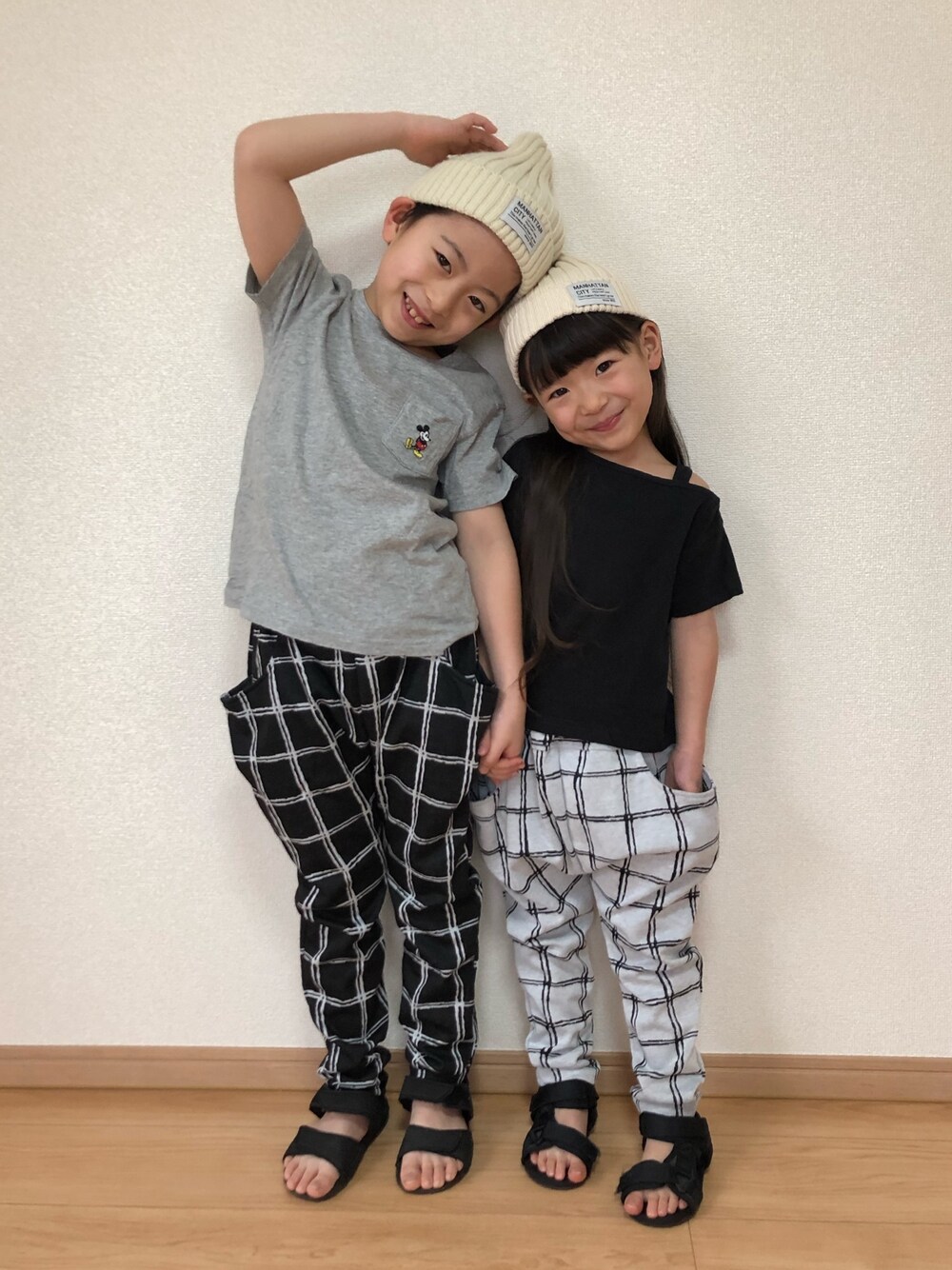 「おうちファッション、プチプラ、プチプラコーデ、兄妹コーデ、兄妹リンクコーデ、兄妹、Beeフレンズ、子供服Bee、テーパードパンツ、シンプル」｜「Bee des Beeのスウェット サルエル テーパードパンツ（スウェットパンツ、ブラック系）」を使った、haru.mii.ariさん（キッズ・110cm）の春コーディネートの1枚目の写真