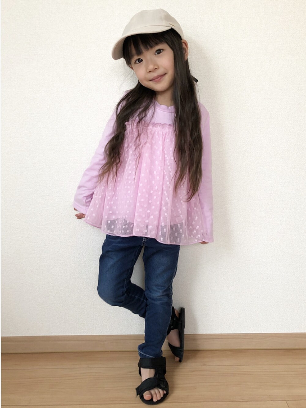 「休日スタイル、部屋撮り、おうちファッション、プチプラ、キッズファッション、女の子、チャオパニックティピー(CIAOPANIC TYPY)、ブランシェス、ピンク、5歳」｜「CIAOPANIC TYPYの【ママとおそろい】ジュートレースアップキャップ（キャップ、ホワイト系）」を使った、haru.mii.ariさん（キッズ・110cm）の春コーディネートの1枚目の写真
