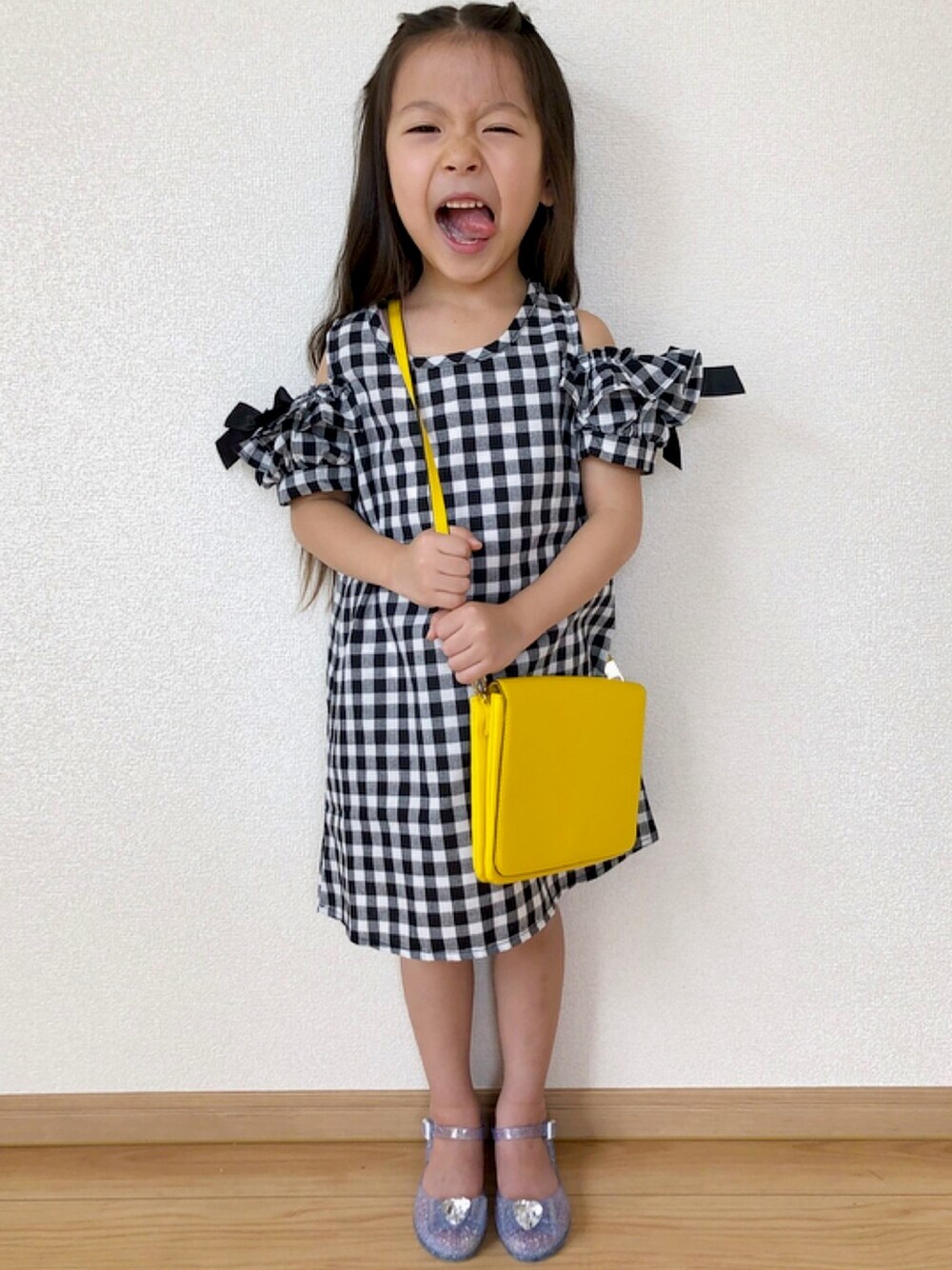 「休日スタイル、キッズファッション、シンプルコーデ、プチプラ、女の子、ギンガムチェック、ワンピース、春夏コーデ、5歳」｜「Bee des Beeの袖フリル×リボン肩あき半袖ワンピ（ワンピース、その他）」を使った、haru.mii.ariさん（キッズ・110cm）の春コーディネートの1枚目の写真