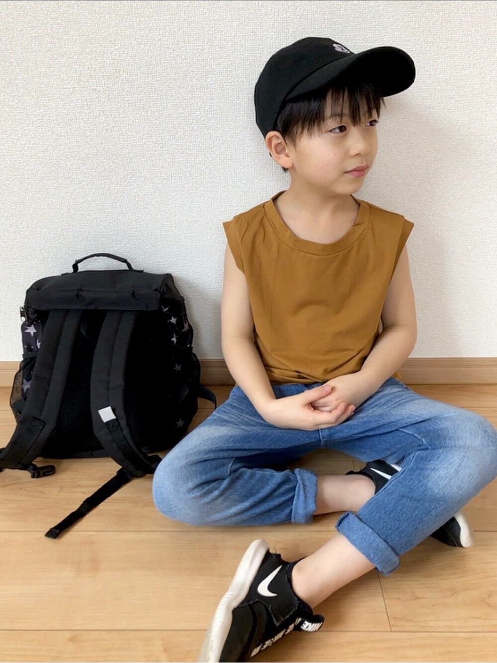 「キッズファッション、ゆるコーデ、カジュアル、シンプルコーデ、男の子、春夏コーデ、プチプラ」｜「Bee des Beeのノースリーブトップス（タンクトップ、ブラウン系）」を使った、haru.mii.ariさん（キッズ・120cm）の春コーディネートの1枚目の写真
