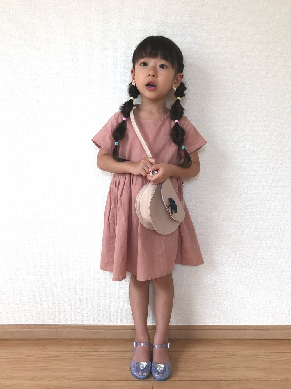 「キッズファッション、夏コーデ、サンダル、女の子コーデ、ワンピース、ピンク、女の子、5歳、キッズコーデ」｜「apres les coursのさくらんぼポシェット（ショルダーバッグ、ベージュ系）」を使った、haru.mii.ariさん（キッズ・110cm）の夏コーディネートの1枚目の写真