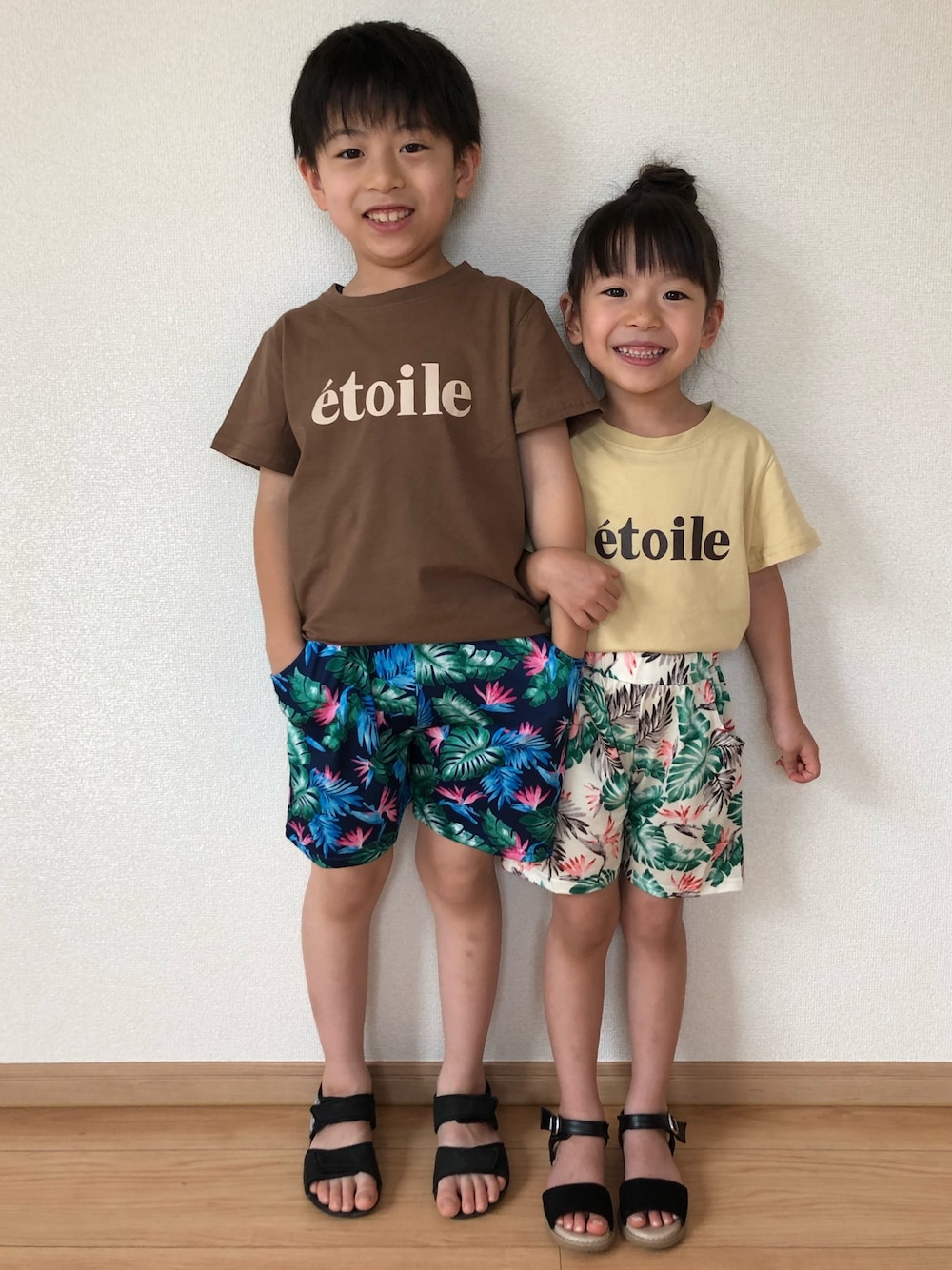 「キッズコーデ、夏だ！Tシャツ着よう！、休日スタイル、kids、夏コーデ、総柄、ショートパンツ、兄妹、兄妹コーデ」｜「Bee des BeeのプリントTシャツ（Tシャツ/カットソー、ブラウン系）」を使った、haru.mii.ariさん（キッズ・110cm）の夏コーディネートの1枚目の写真