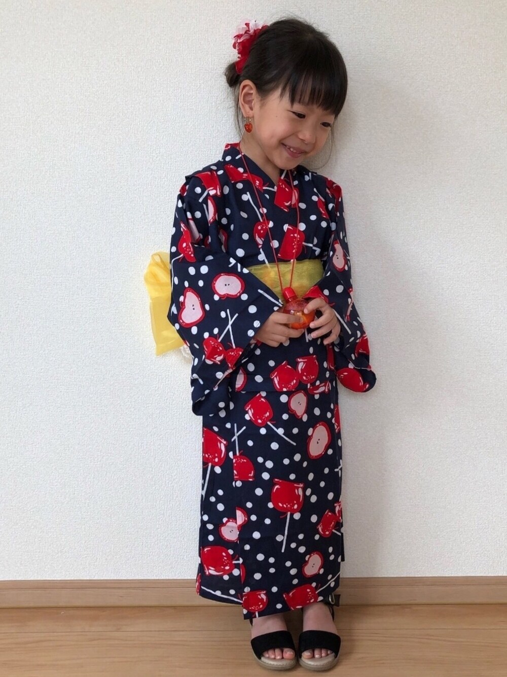 「キッズファッション、夏コーデ、浴衣、子供服Bee、女の子コーデ、浴衣コーデ、5歳、bee des bee、サンダル、浴衣祭り」｜「BRANSHESの太ベルトサンダル（サンダル、ブラック系）」を使った、haru.mii.ariさん（キッズ・110cm）の夏コーディネートの1枚目の写真