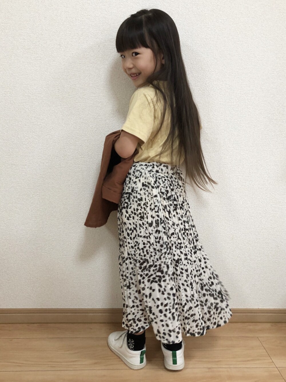 「キッズファッション、プチプラ、韓国子供服、娘コーデ、女の子、おんなのこコーデ、おんなのこ、スカート、プリーツスカート」｜「Bee des Beeのプリーツスカート（スカート、ベージュ系）」を使った、haru.mii.ariさん（キッズ・110cm）の秋コーディネートの1枚目の写真