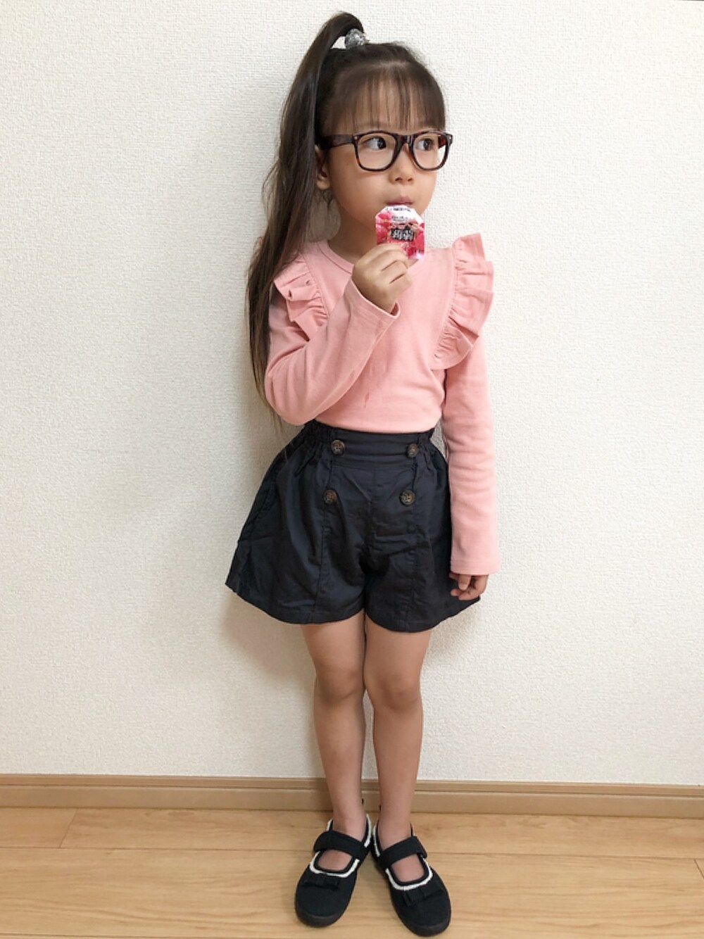 「キッズコーデ、女の子、シンプル、おんなのこ、おんなのこコーデ、ブランシェス、フリル、5歳」｜「BRANSHESの【プチプラ】ウエストポイントショートパンツ（その他パンツ、グレー系）」を使った、haru.mii.ariさん（キッズ・110cm）の秋コーディネートの1枚目の写真