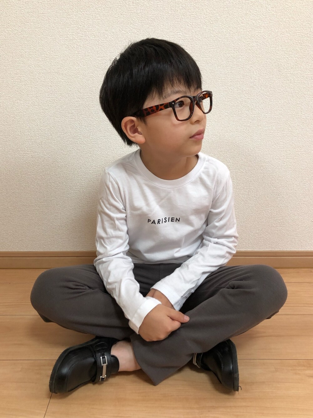 「キッズファッション、シンプルコーデ、秋コーデ、ラクチンコーデ、7歳、男の子、休日スタイル、秋のコーデ」｜「BRANSHESの【限定】シンプルミニロゴ長袖Tシャツ（Tシャツ/カットソー、ホワイト系）」を使った、haru.mii.ariさん（キッズ・120cm）の秋コーディネートの1枚目の写真