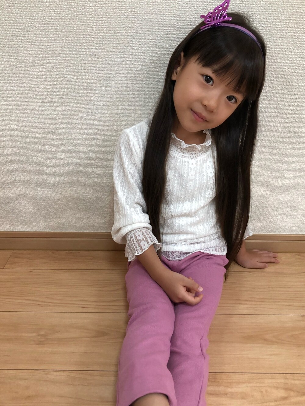 「キッズファッション、シンプルコーデ、秋コーデ、女の子、カチューシャ、蝶々、秋のコーデ、5歳」｜「GLOBAL WORKの【キッズ】シャーリングスモック長袖/742802（シャツ/ブラウス、ホワイト系）」を使った、haru.mii.ariさん（キッズ・110cm）の秋コーディネートの1枚目の写真
