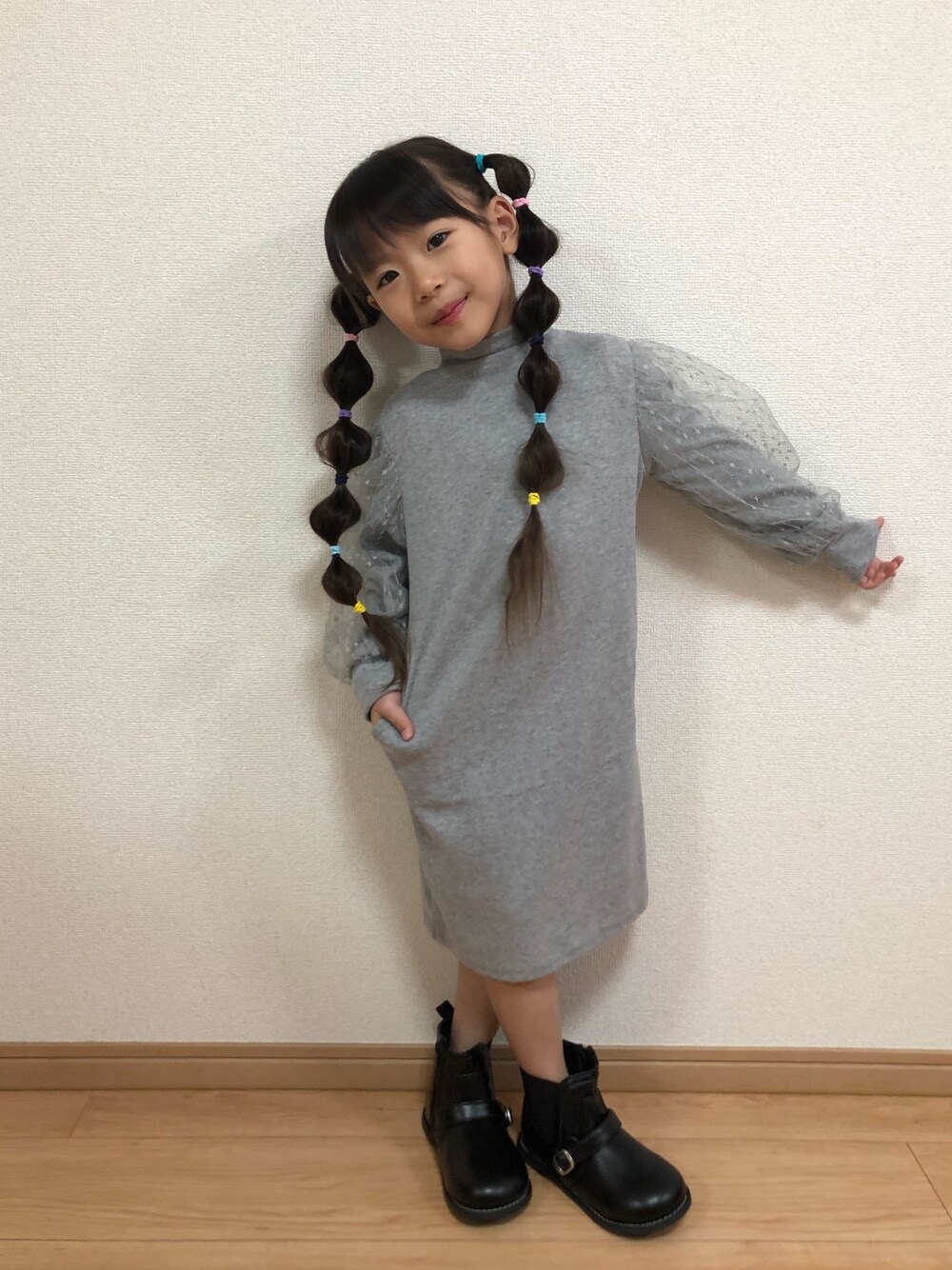 「冬コーデ、女の子、シンプル、ブーツ、チュール袖、ワンピース、おんなのこコーデ、5歳」｜「Bee des Beeのチュール袖長袖ワンピース（ワンピース、グレー系）」を使った、haru.mii.ariさん（キッズ・110cm）の冬コーディネートの1枚目の写真