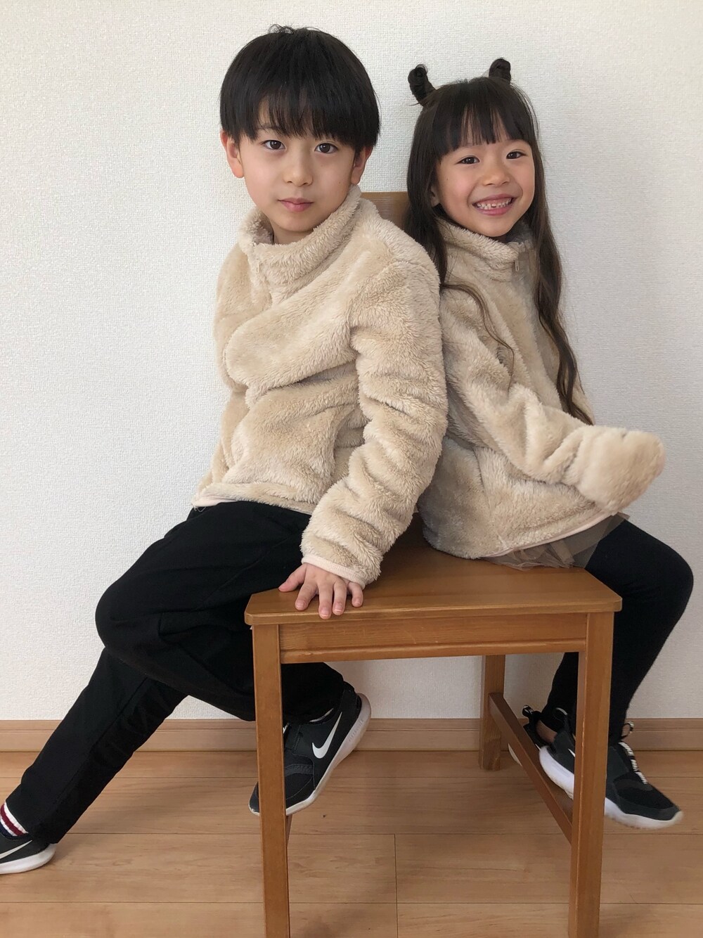 「私の推しブランド、キッズファッション、兄妹コーデ、兄妹、兄妹リンクコーデ、男の子、女の子、bee des bee、ナイキ」｜「NIKEのナイキ フレックス ランナー キッズシューズ / NIKE FLEX RUNNER（スリッポン、ブラック系）」を使った、haru.mii.ariさん（キッズ・110cm）の冬コーディネートの1枚目の写真