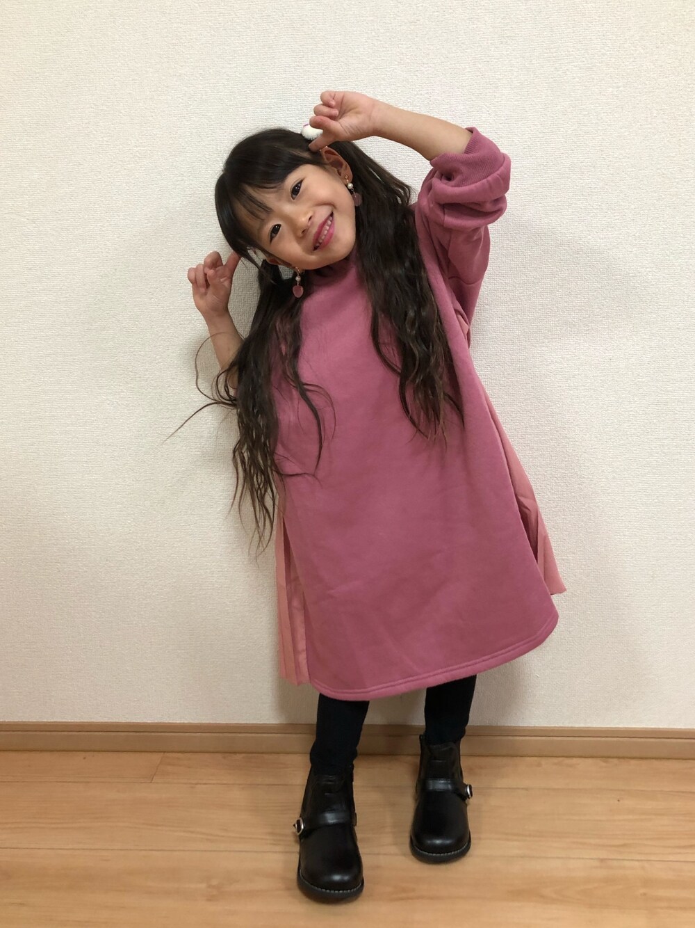 「私の推しブランド、カジュアル、女の子、裏起毛、バックプリーツ、女の子コーデ、おんなのこ、bee des bee、ピンク」｜「Bee des Beeの裏起毛切替パーカーワンピース（ワンピース、ピンク系）」を使った、haru.mii.ariさん（キッズ・110cm）の冬コーディネートの1枚目の写真