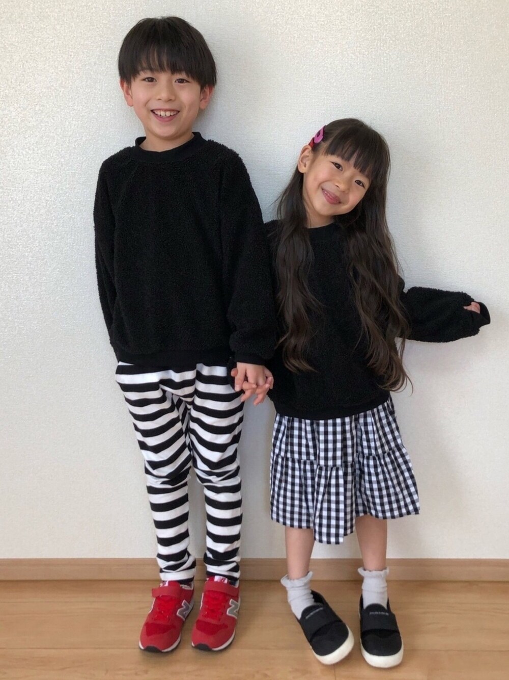 「私の推しブランド、女の子、男の子、兄妹、兄妹コーデ、キッズファッション、おうちファッション、ブランシェス、bee des bee、ギンガムチェック」｜「NEW BALANCEのYV996（スニーカー、レッド系）」を使った、haru.mii.ariさん（キッズ・110cm）の冬コーディネートの1枚目の写真