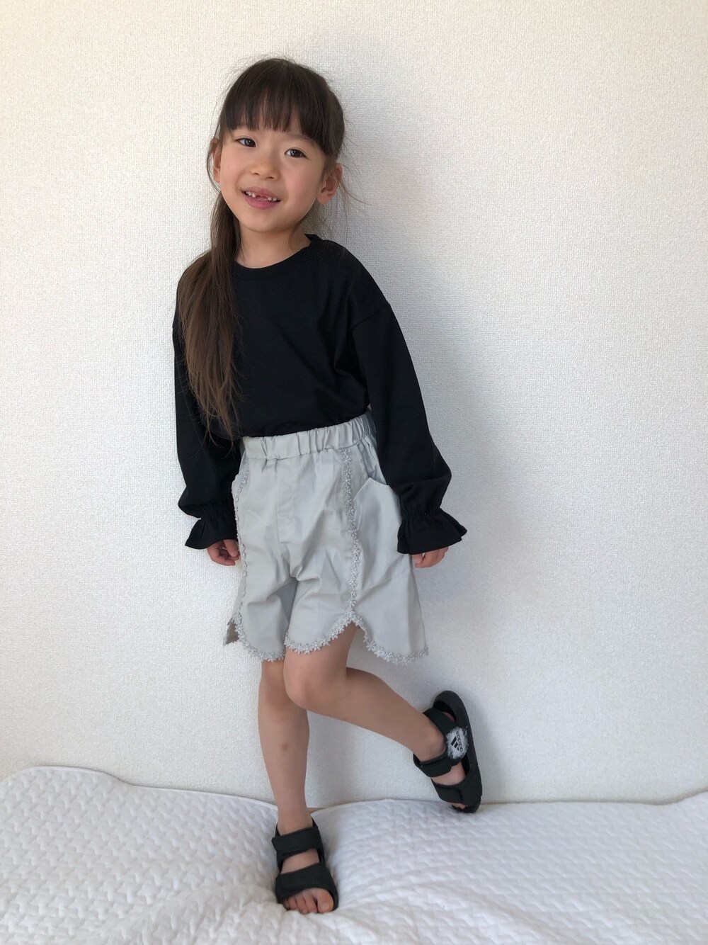 「カジュアルコーデ、女の子、女の子コーデ、おんなのこ、おんなのこコーデ、ブランシェス、bee des bee、6歳」｜「BRANSHESの【WEB限定】キャンディースリーブ長袖Tシャツ（Tシャツ/カットソー、ブラック系）」を使った、haru.mii.ariさん（キッズ・110cm）の春コーディネートの1枚目の写真