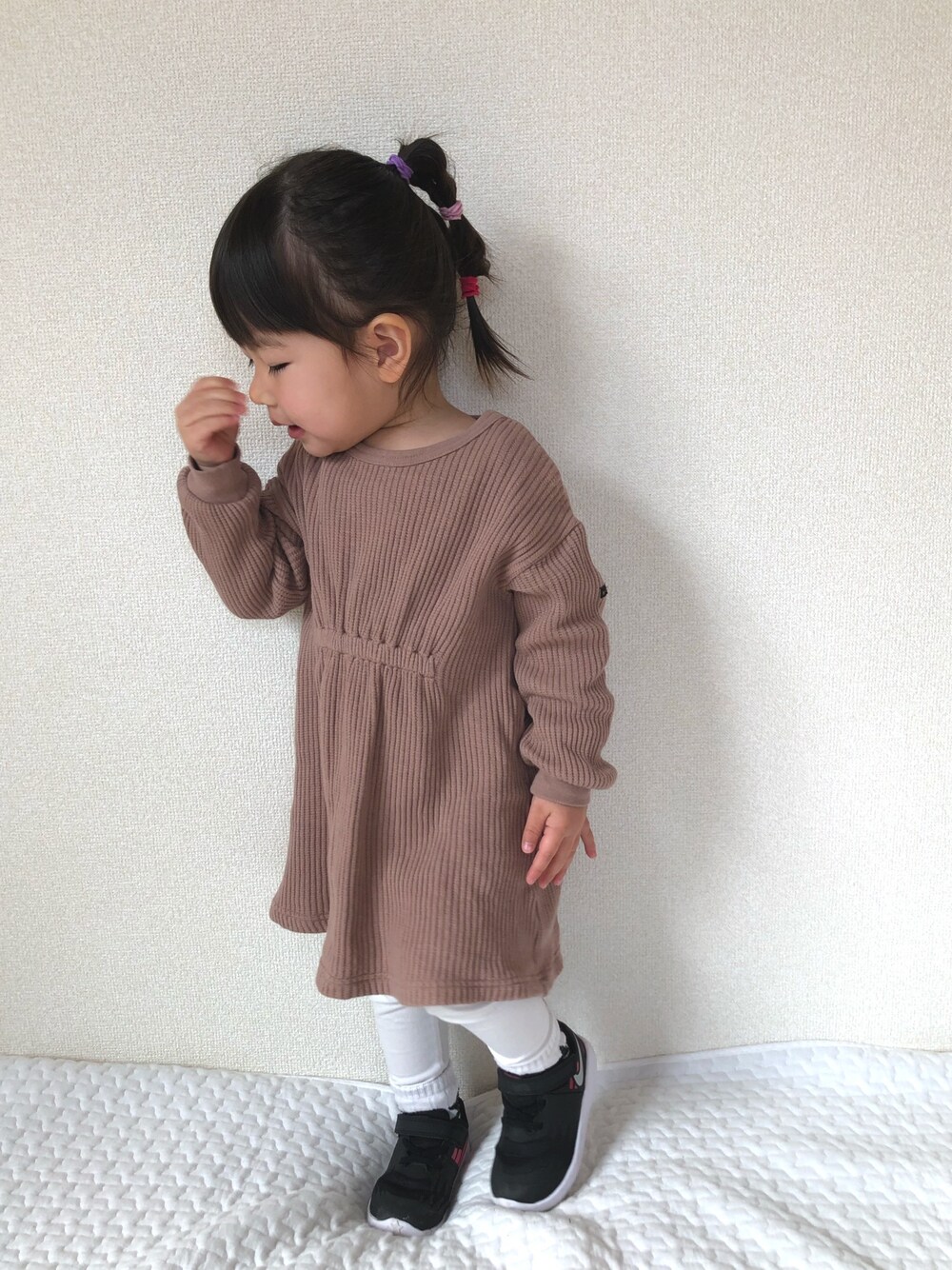 「キッズコーデ、春コーデ、レギンス、ラテカラー、ラテコーデ、ブランシェス、ブランシェス(BRANSHES)、2歳、女の子、おんなのこ」｜「BRANSHESのワッフルワンピース（ワンピース、ブラウン系）」を使った、haru.mii.ariさん（キッズ・90cm）の春コーディネートの1枚目の写真