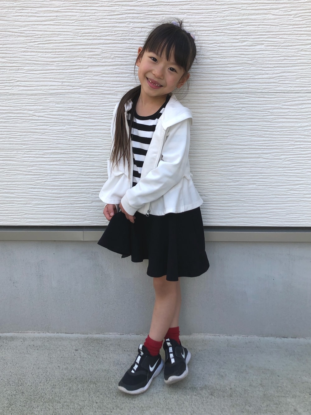 「女の子、通学コーデ、おんなのこ、女の子コーデ、モノトーン、ボーダー、ワンピース、ぺプラム、シンプルコーデ、6歳」｜「Bee des Beeのプルオーバー ボーダー 切替え シンプルワンピース（ワンピース、ホワイト系）」を使った、haru.mii.ariさん（キッズ・110cm）の春コーディネートの1枚目の写真