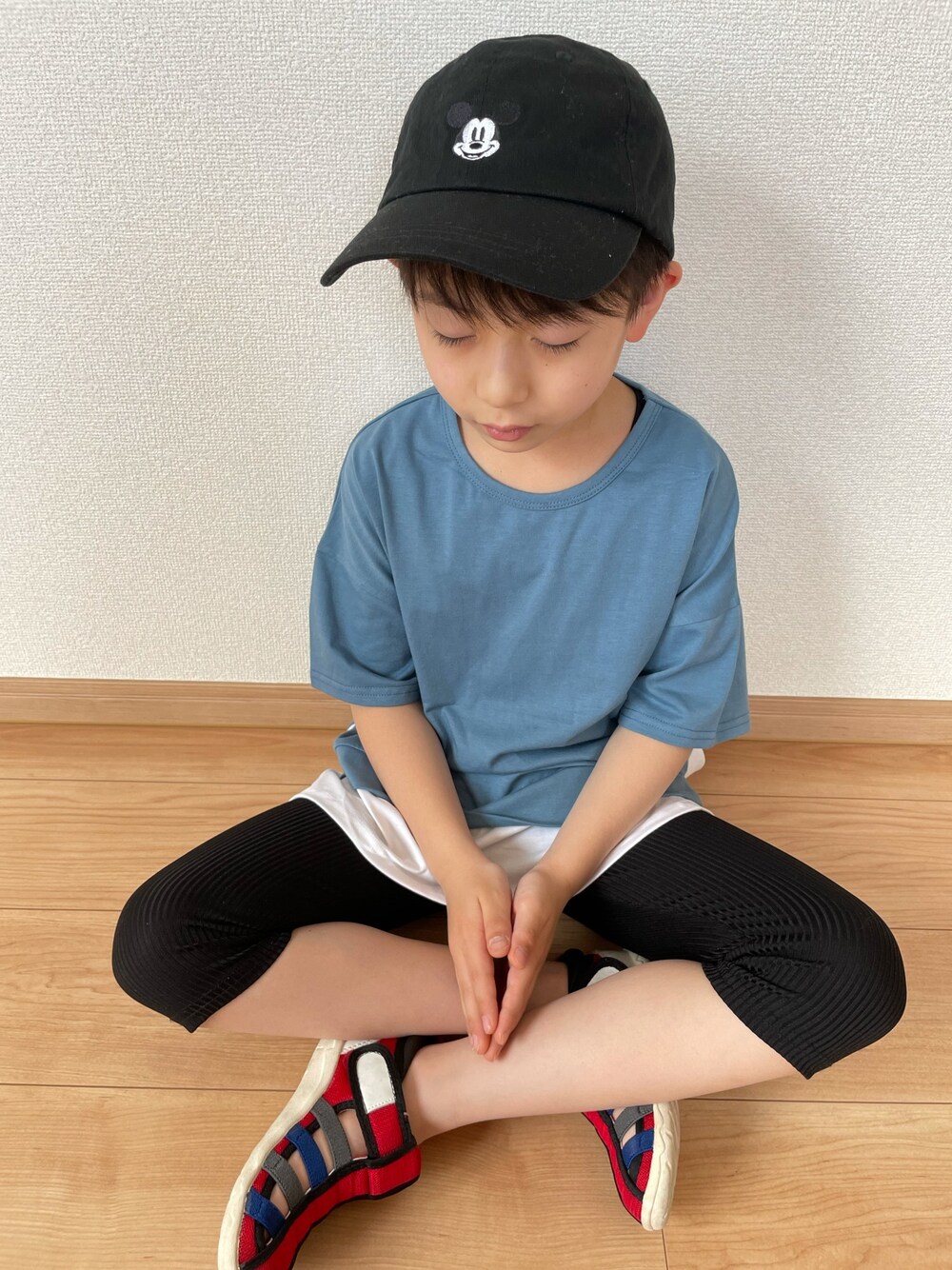 「休日スタイル、カジュアル、シンプルコーデ、レイヤードスタイル、小学生、男の子、おとこのこ、キャップ、Tシャツ、夏コーデ」｜「Bee des Beeのレイヤード風トップス（Tシャツ/カットソー、ブルー系）」を使った、haru.mii.ariさん（キッズ・110cm）の春コーディネートの1枚目の写真