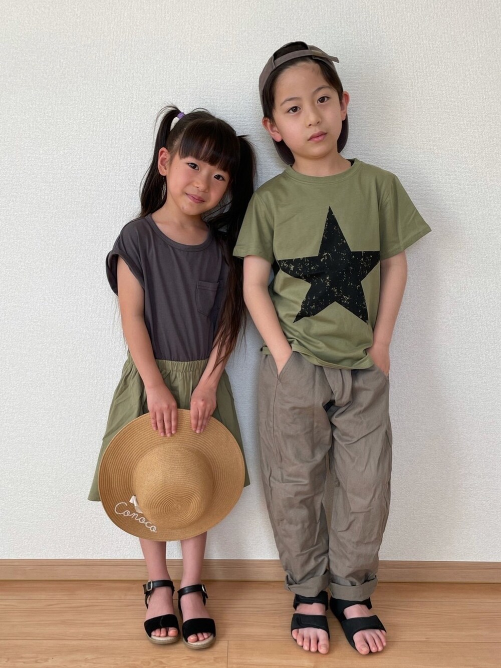 「カジュアルコーデ、リンクコーデ、兄妹、兄妹コーデ、兄妹リンクコーデ、キッズファッション、プチプラコーデ、韓国子供服、むきわら帽子、春夏コーデ」｜「Bee des Beeの半袖プリントTシャツ（Tシャツ/カットソー、グリーン系）」を使った、haru.mii.ariさん（キッズ・110cm）の春コーディネートの1枚目の写真