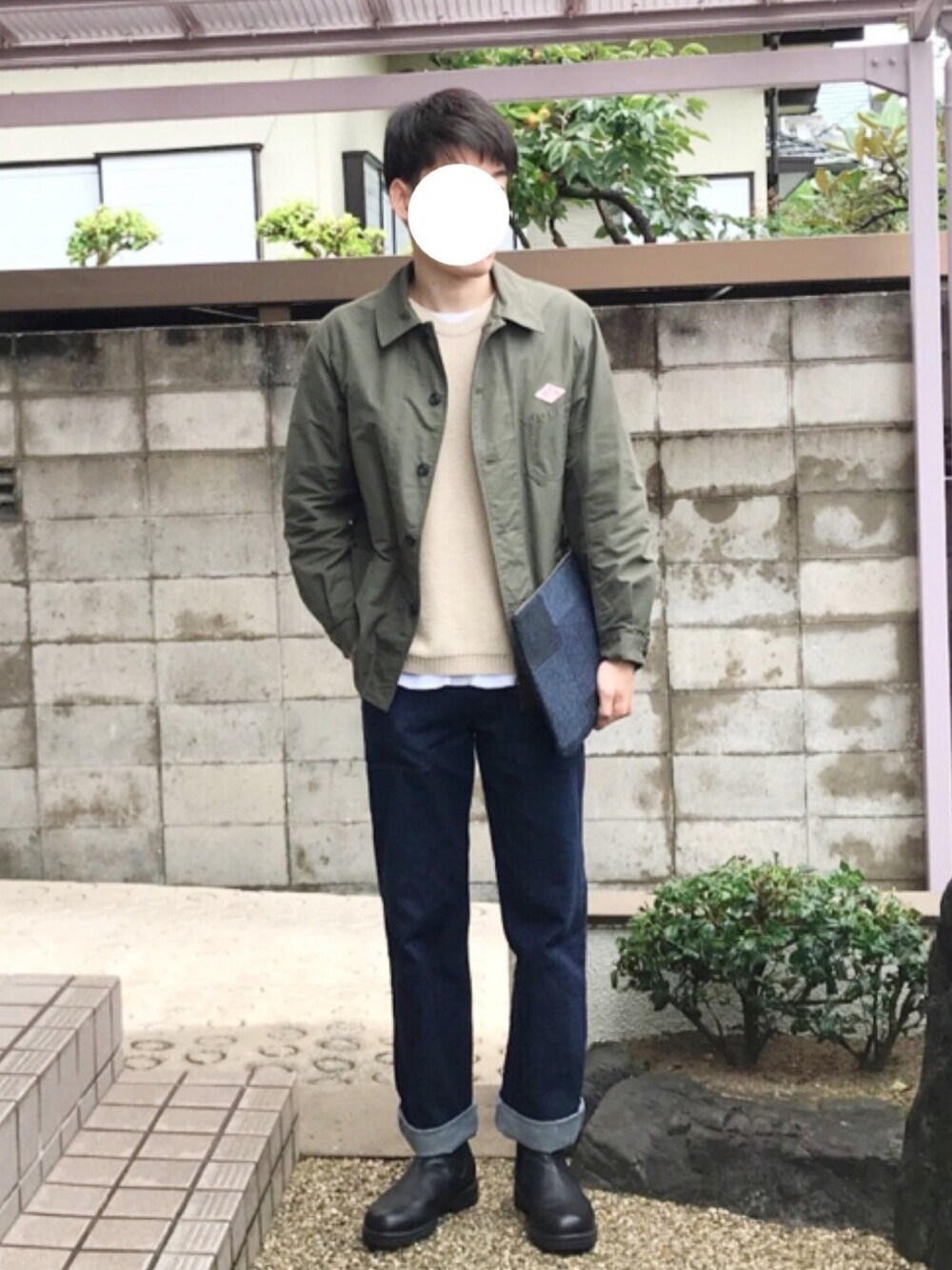「デニム、ロールアップ、レインシューズ、サイドゴアブーツ、レイヤードスタイル、秋冬、シンプルコーデ、クラッチバッグ、ワークジャケット、デニムパンツ」｜「DANTONのDANTON / TC COVER ALL（カバーオール、グリーン系）」を使った、usuさん（メンズ・175cm）の秋コーディネートの1枚目の写真