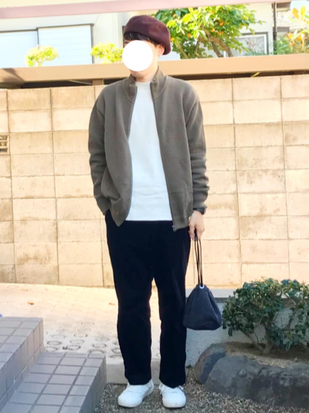 グリーン系のカーディガン/ボレロ、ホワイト系のTシャツ/カットソー、ブラック系のその他パンツを着用したメンズの秋コーディネートの1枚目の写真