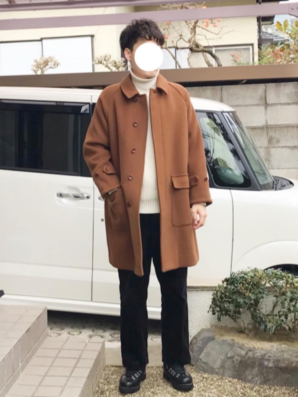 ブラウン系のステンカラーコート、ホワイト系のニット/セーター、ブラック系のその他パンツを着用したメンズの冬コーディネートの1枚目の写真