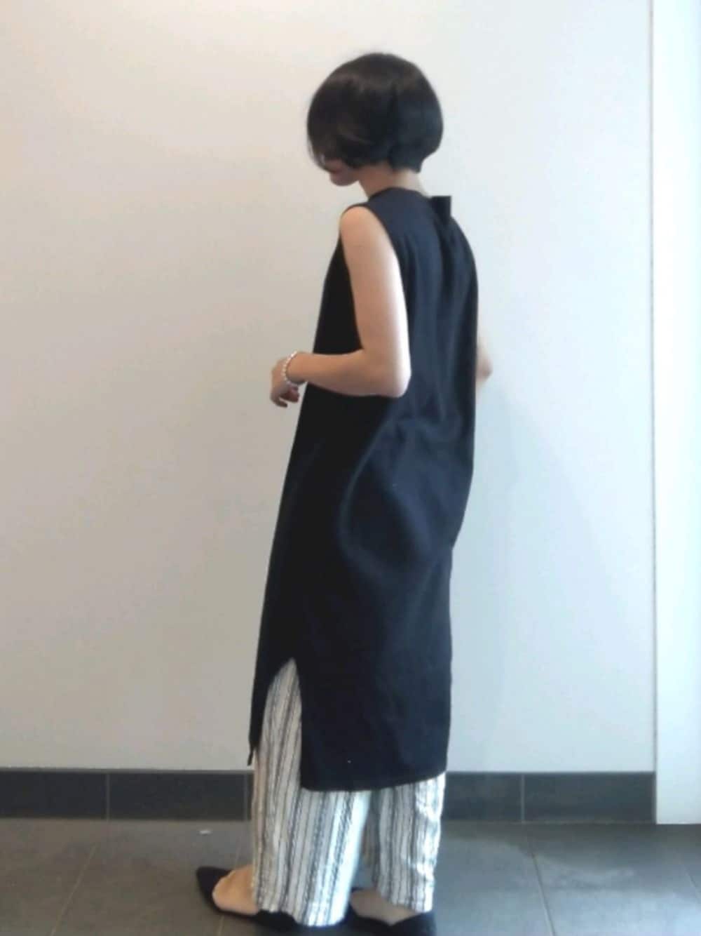 「柄パンツ、ワンピース」｜「SENSE OF PLACE by URBAN RESEARCHのリブアイラインワンピース(ノースリーブ)（ワンピース、ブラック系）」を使った、裕輔さん（レディース・161cm）の夏コーディネートの1枚目の写真