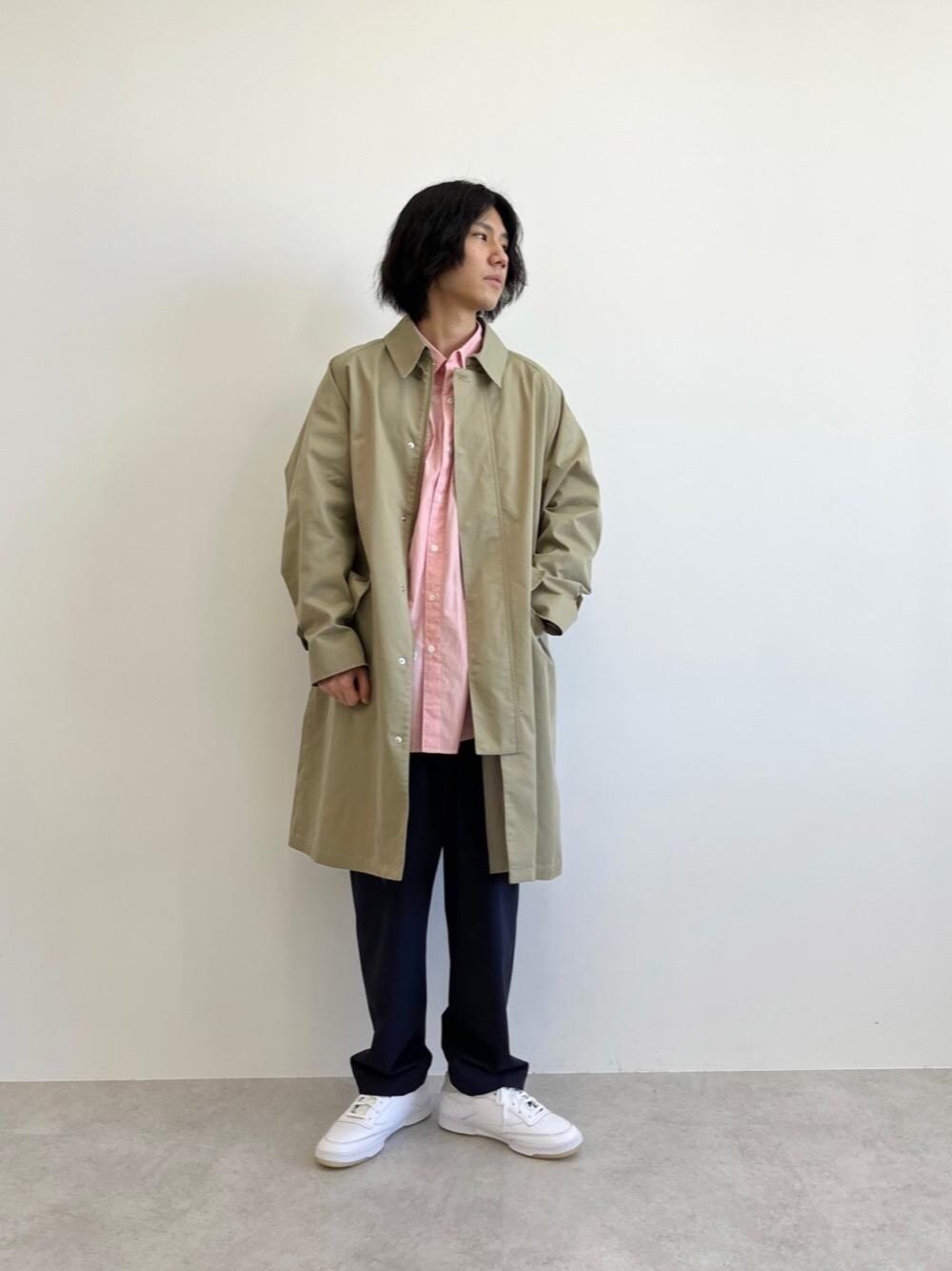 ブルー系のその他パンツ、オレンジ系のシャツ/ブラウス、グリーン系のステンカラーコートを着用したメンズの冬コーディネートの1枚目の写真