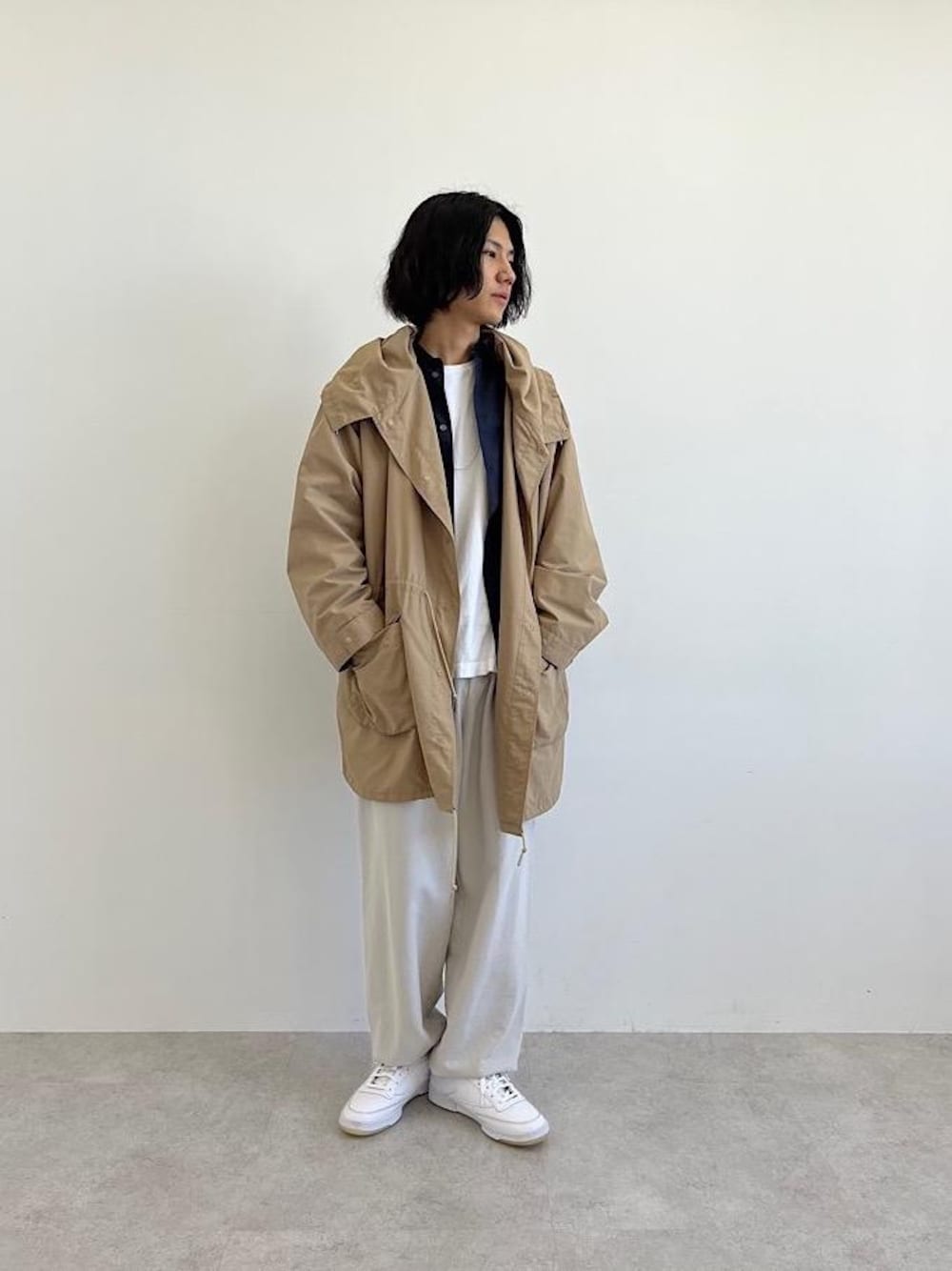 ブルー系のシャツ/ブラウス、ベージュ系のその他アウター、ベージュ系のスウェットパンツを着用したメンズの冬コーディネートの1枚目の写真