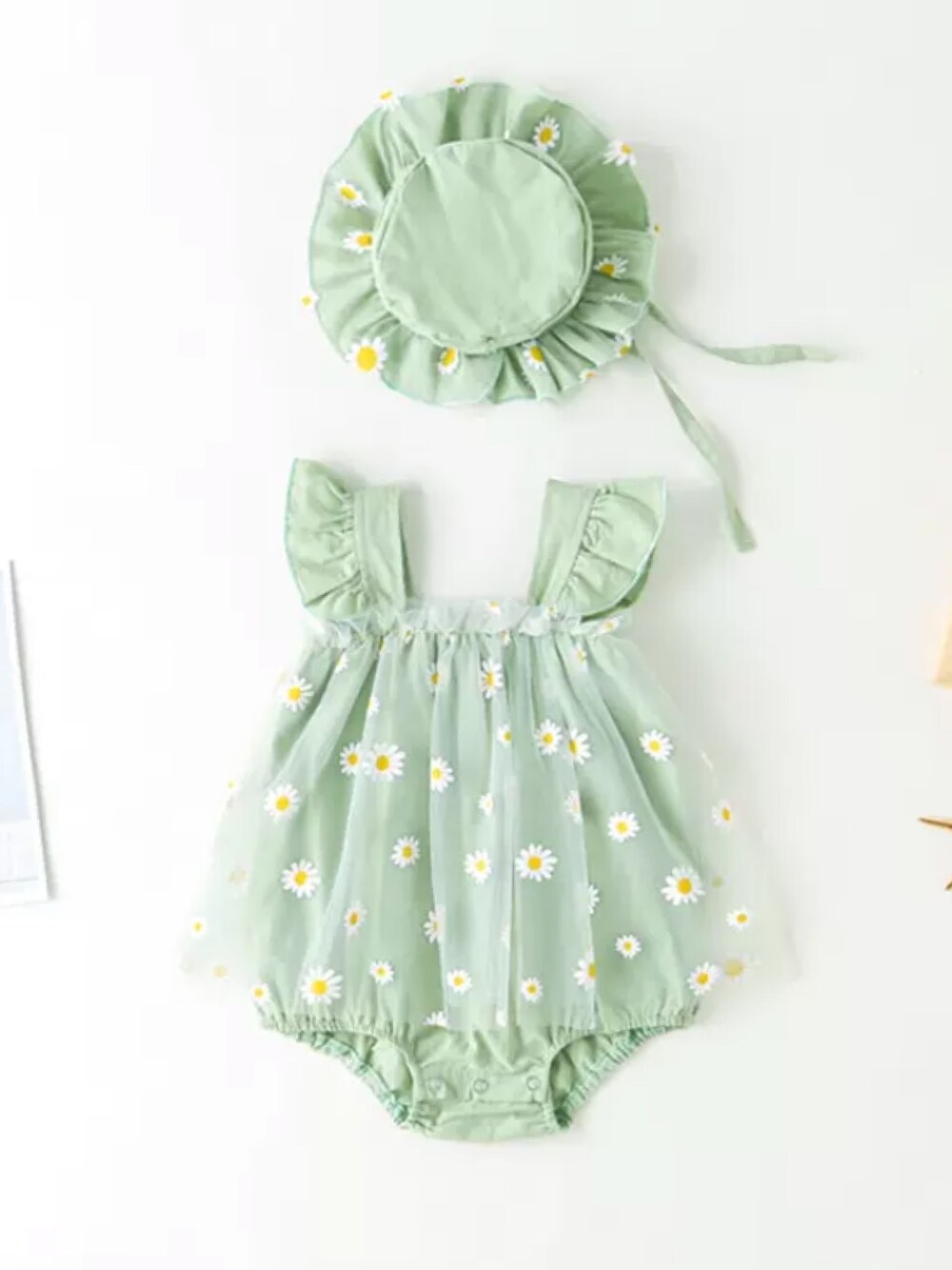 グリーン系のロンパースを着用したキッズの春コーディネートの1枚目の写真