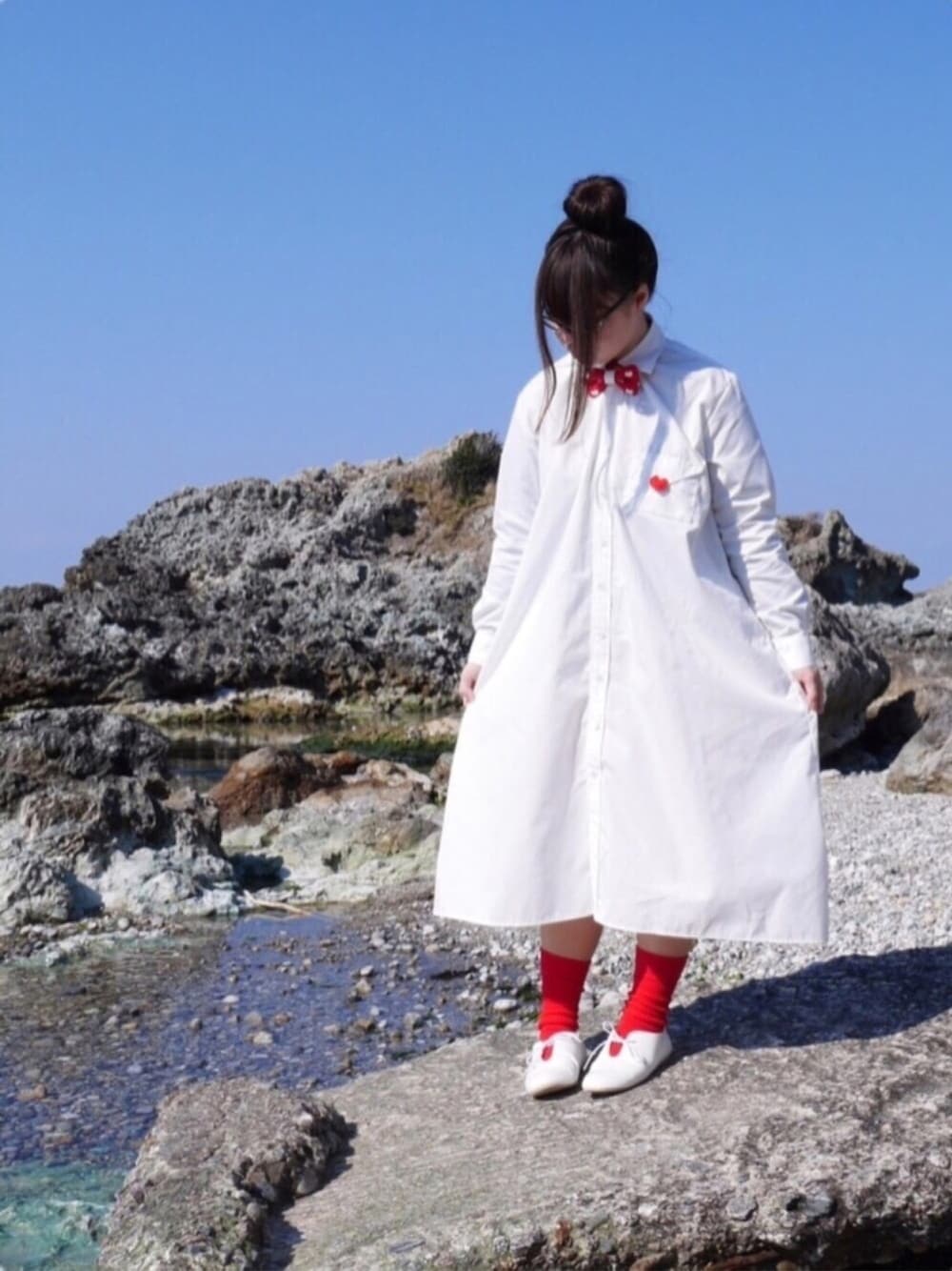 「NIRAME.CO、にらめっこーで、シャツワンピ、ワンピース、白、赤、ハート、リュック、春、シャツ」｜「靴下屋の靴下屋/ リブベタ ソックス　（ソックス/靴下、レッド系）」を使った、Ri*さん（レディース・152cm）の春コーディネートの1枚目の写真
