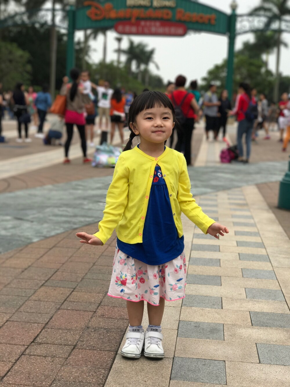 「PETIT BATEAUのアイテム（ノーカラージャケット、イエロー系）」を使った、YuriFannyKitさん（キッズ・90cm）の秋コーディネートの1枚目の写真