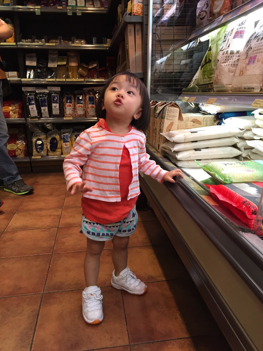 「PETIT BATEAUのアイテム（ノーカラージャケット、オレンジ系）」を使った、YuriFannyKitさん（キッズ・80cm）の秋コーディネートの1枚目の写真