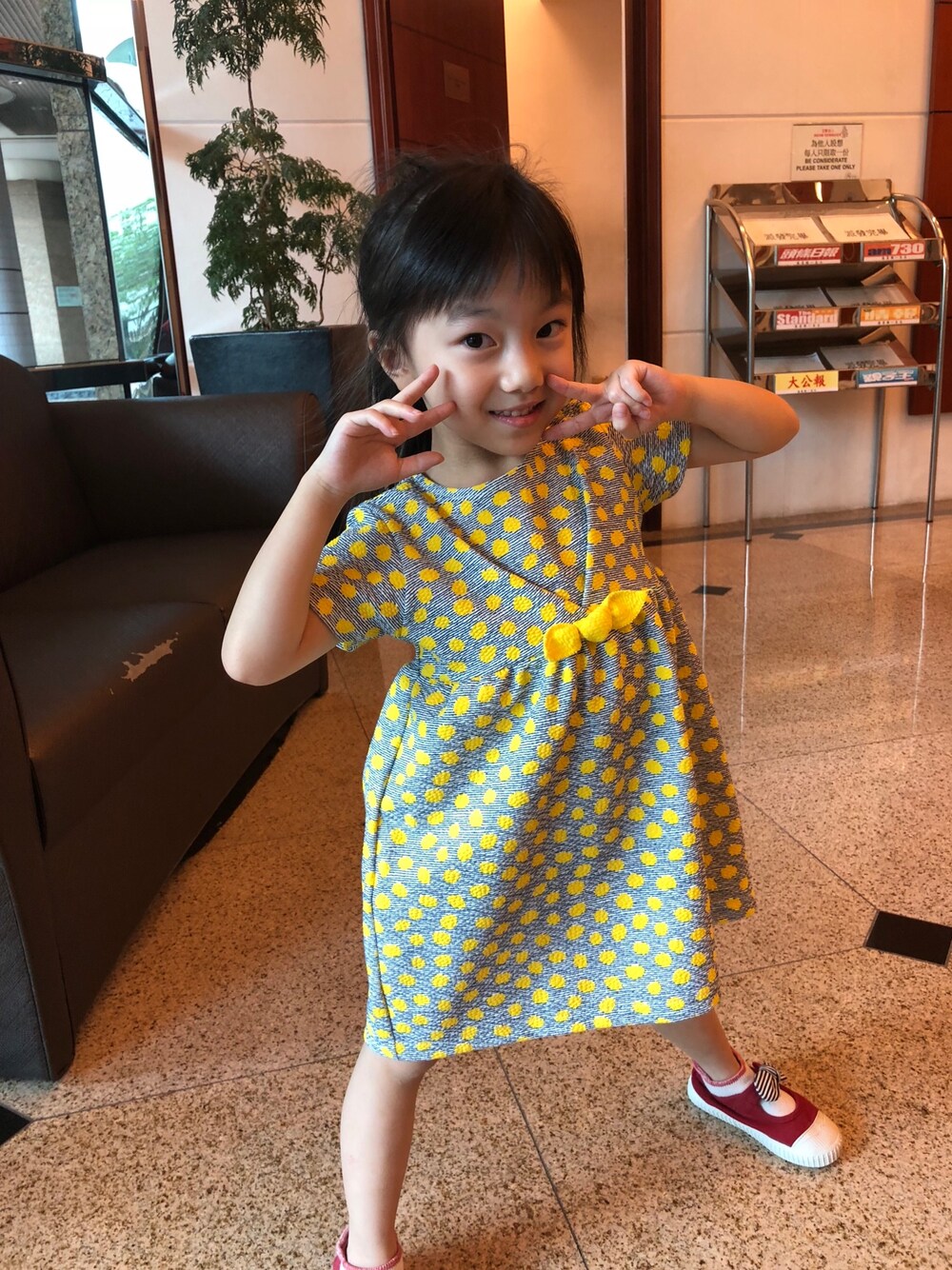 「ZARA KIDSのアイテム（ワンピース、イエロー系）」を使った、YuriFannyKitさん（キッズ・100cm）の夏コーディネートの1枚目の写真