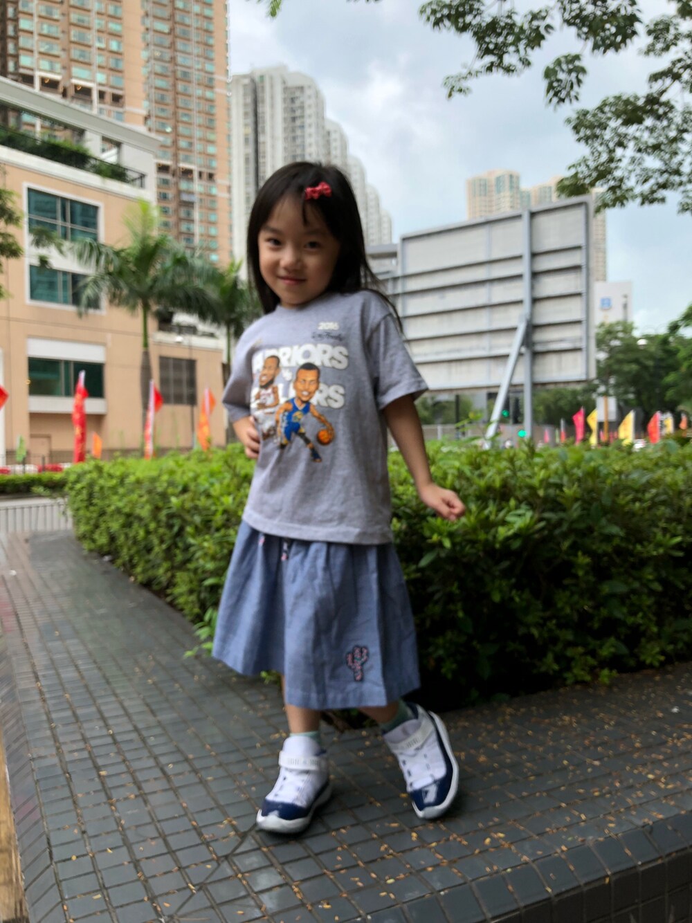 「adidasのアイテム（Tシャツ/カットソー、シルバー系）」を使った、YuriFannyKitさん（キッズ・100cm）の夏コーディネートの1枚目の写真