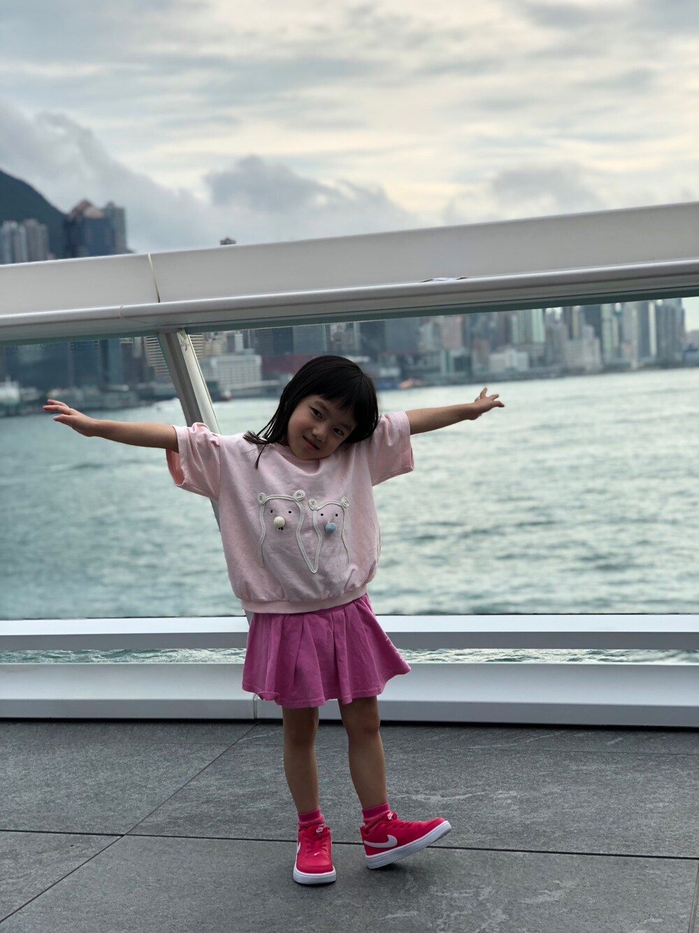 「mini dressingのアイテム（Tシャツ/カットソー、ピンク系）」を使った、YuriFannyKitさん（キッズ・100cm）の夏コーディネートの1枚目の写真
