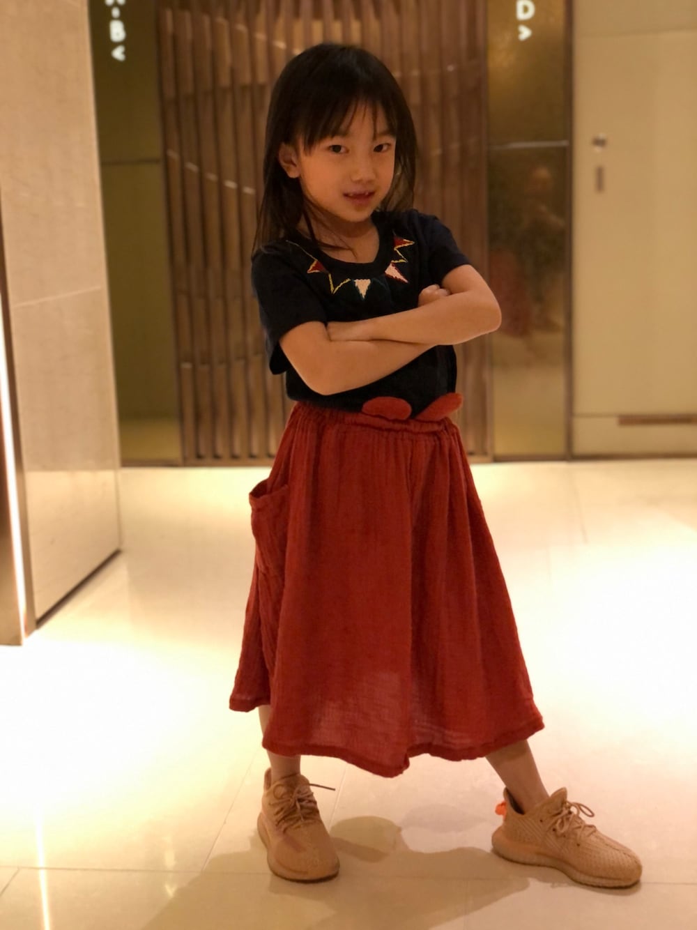 「Naomi wearのアイテム（スカート、レッド系）」を使った、YuriFannyKitさん（キッズ・110cm）の夏コーディネートの1枚目の写真