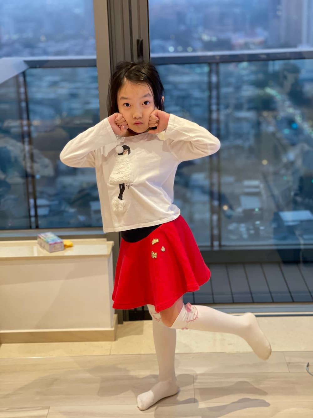 「SONIA RYKIELのアイテム（Tシャツ/カットソー、ホワイト系）」を使った、YuriFannyKitさん（キッズ・110cm）の冬コーディネートの1枚目の写真