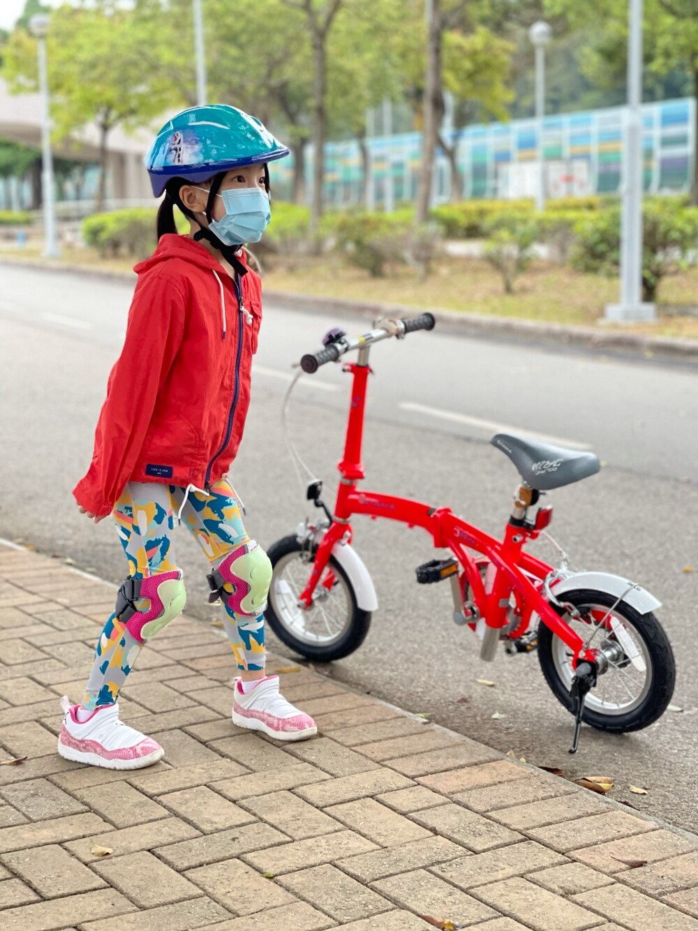 「ADLIBのアイテム（モッズコート、オレンジ系）」を使った、YuriFannyKitさん（キッズ・120cm）の春コーディネートの1枚目の写真