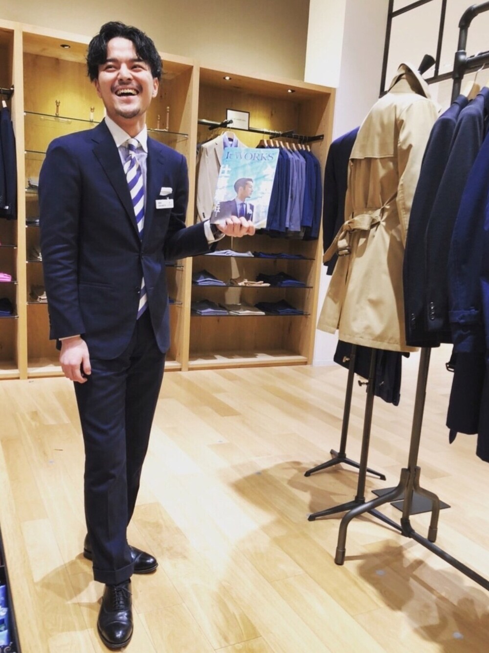 ブルー系のスーツジャケット、ブラック系のドレスシューズ、ブラック系のサスペンダーを着用したメンズの冬コーディネートの1枚目の写真