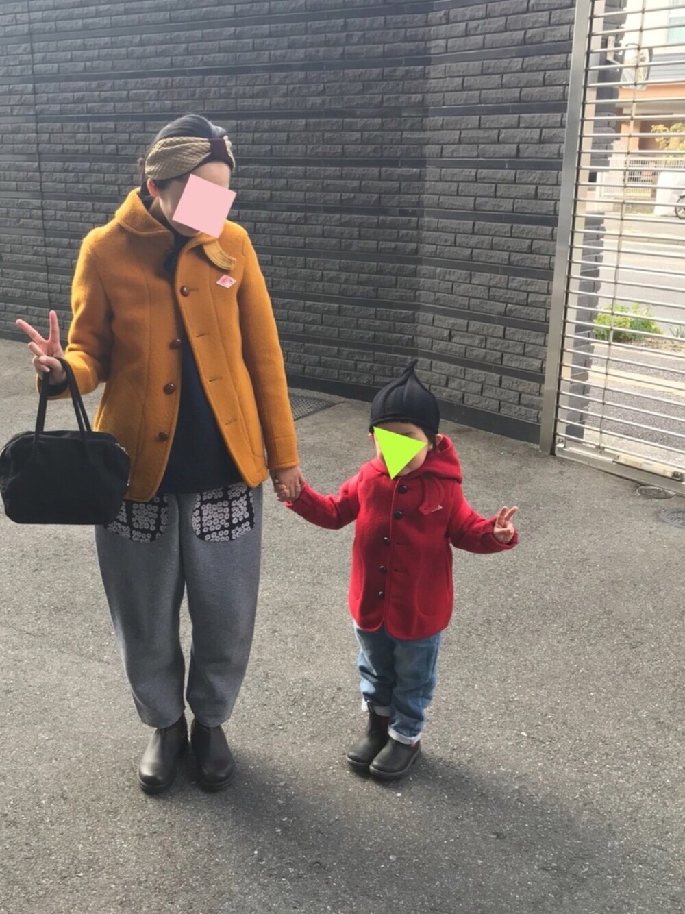 ブラウン系のブーツ、ブラック系のバッグ、イエロー系のジャケット/アウターを着用したレディースの秋コーディネートの1枚目の写真