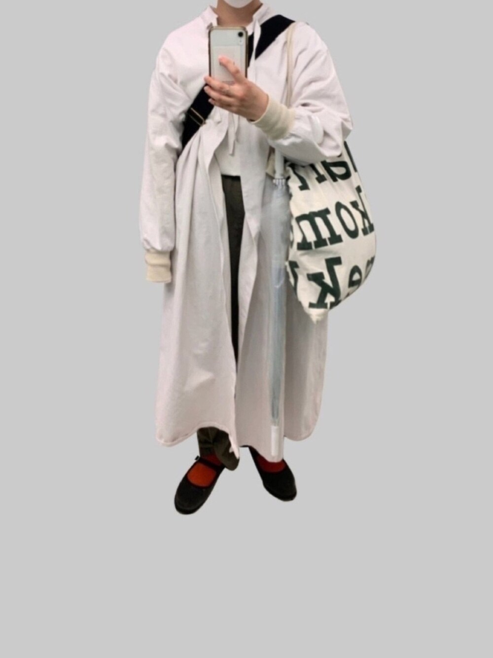 ホワイト系のTシャツ/カットソー、ホワイト系のワンピース、グレー系のその他シューズを着用したレディースの夏コーディネートの1枚目の写真