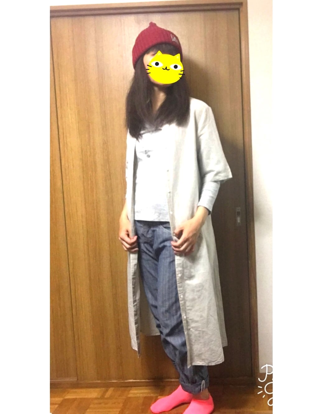「コットンシャツ、ワンピース、重ね着、ストーンアクセサリー、ナチュラル、ベージュワンピ、GU×UNIQLO、プチプラ、派手靴下」｜「BEN DAVISの【BEN DAVIS】ワンポイントロゴコットンワッチ（ニットキャップ/ビーニー、レッド系）」を使った、くまこ…♋︎さん（レディース・167cm）の夏コーディネートの1枚目の写真