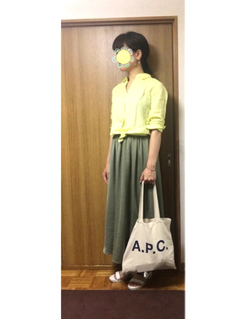 「UNIQLO×GU、プチプラ、ロングスカート、カラフルシャツ、イエロー、サンダル、一点豪華主義、コットンパール、ハンドメイド、雨の日も安心」｜「UNIQLOのWOMEN プレミアムリネンシャツ（長袖）A（シャツ/ブラウス、イエロー系）」を使った、くまこ…♋︎さん（レディース・167cm）の夏コーディネートの1枚目の写真