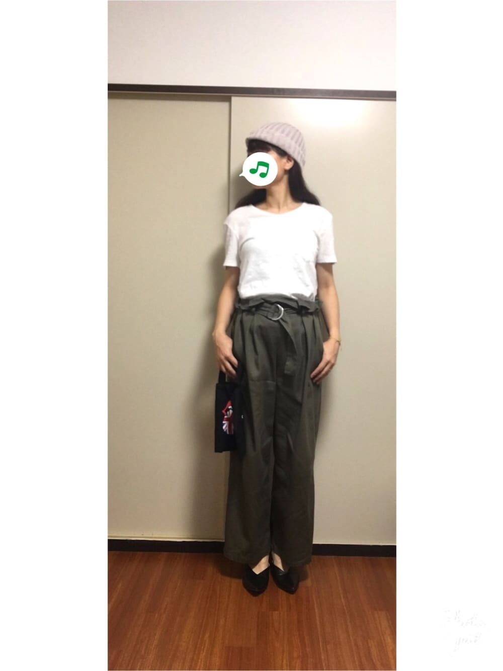 「UNIQLO×GU、プチプラ、高見え、Vネック、白Tシャツ、ワイドパンツ、カーキパンツ、ミュール、無地コーデ、妊婦」｜「UNIQLOのウォッシュスラブVネックT（半袖）（Tシャツ/カットソー、ホワイト系）」を使った、くまこ…♋︎さん（レディース・167cm）の夏コーディネートの1枚目の写真