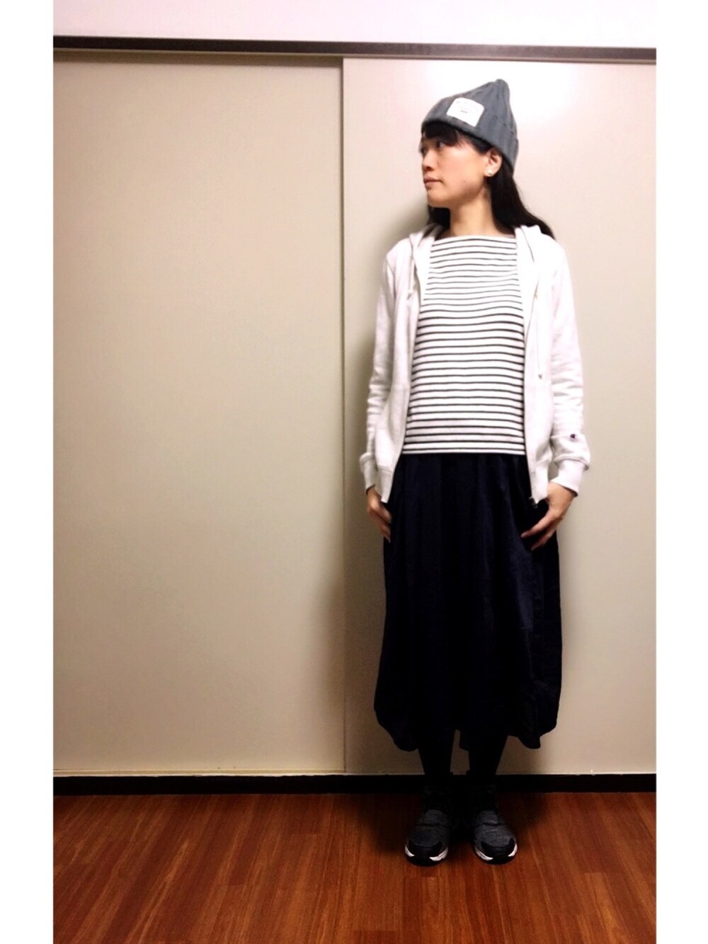 「パーカー、コットンスカート、ヤンバルクイナ、ボーダー、ニット帽、シンプル、北欧ちっく、妊婦、おなか楽チン、紅一点」｜「300円ショップのアイテム（ニットキャップ/ビーニー、グレー系）」を使った、くまこ…♋︎さん（レディース・167cm）の秋コーディネートの1枚目の写真