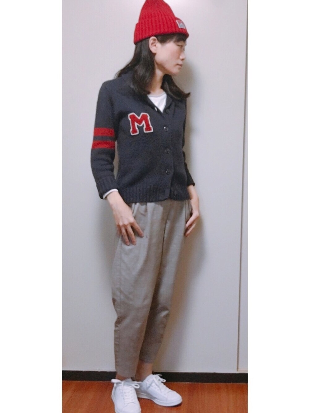 「ホワイトスカート、ラメ、キッズサイズ、GU、通販、ママコーデ、バックスタイル、ニット帽、ベンデイビスの帽子は2代目」｜「BEN DAVISの【BEN DAVIS】ワンポイントロゴコットンワッチ（ニットキャップ/ビーニー、レッド系）」を使った、くまこ…♋︎さん（レディース・167cm）の秋コーディネートの1枚目の写真