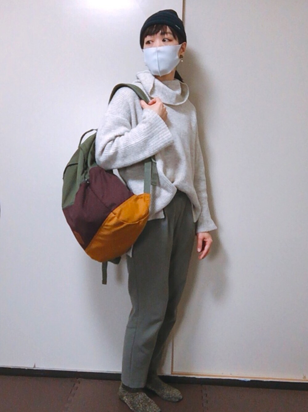 「一点豪華主義、chanel、ゆるコーデ、ゆるニット、上下GU、グリーンパンツ、でかリュック、ママコーデ」｜「GUのアイテム（ニット/セーター、ホワイト系）」を使った、くまこ…♋︎さん（レディース・167cm）の春コーディネートの1枚目の写真